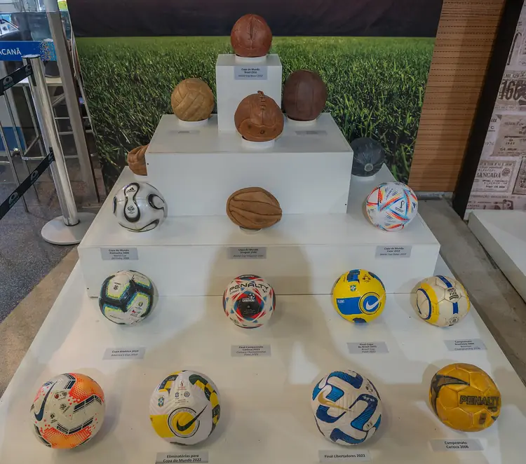 Bolas históricas expostas em prateleiras no acervo do estádio.