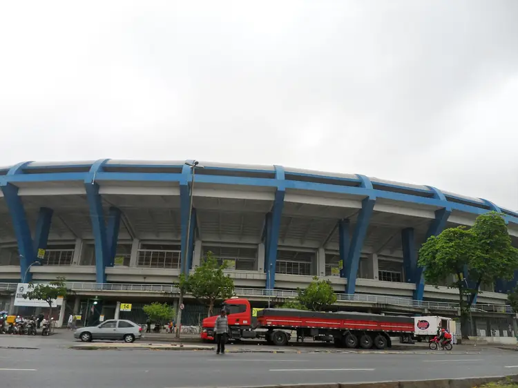 Área externa do complexo, com a rampa de acesso ao estádio.
