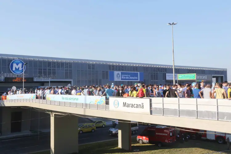 Torcedores atravessando a passarela da estação a caminho do Maracanã.