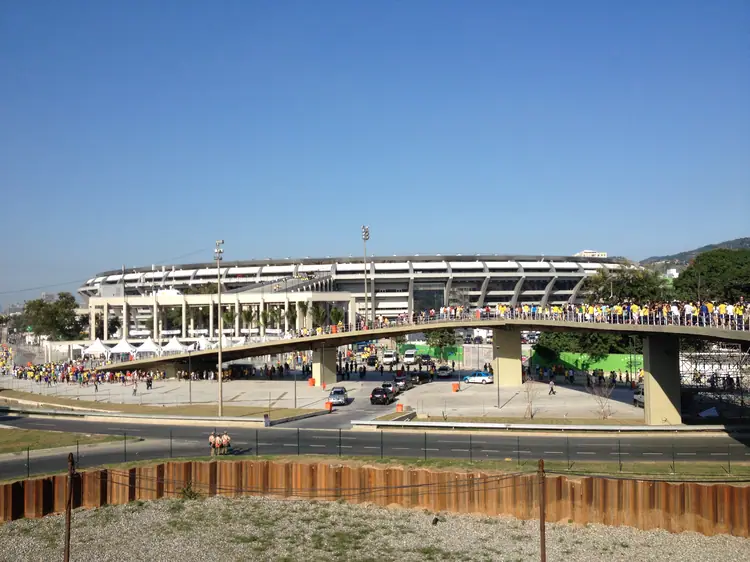 Passarela de acesso ao Maracanã cheia de gente a caminho do estádio.
