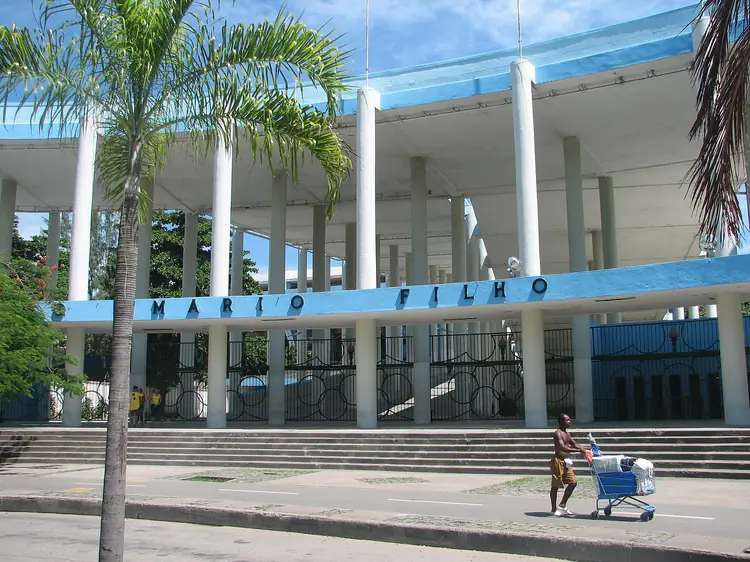 Fachada do Maracanã com o letreiro Mário Filho sobre as colunas brancas.