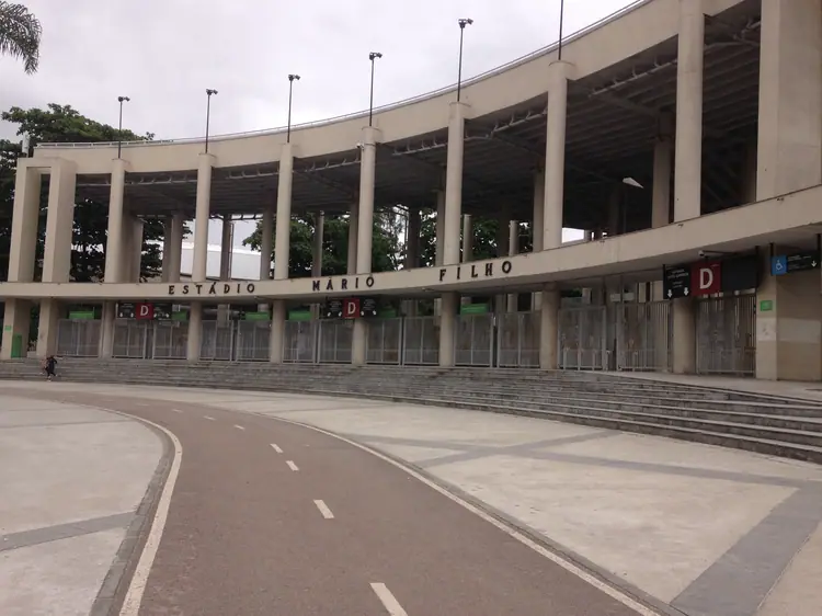 Rampa de acesso e fachada do Maracanã com o letreiro Mário Filho, vistas de baixo.