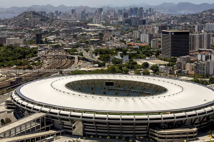 O Maracanã visto do alto, com o bairro e os morros do Rio ao redor.