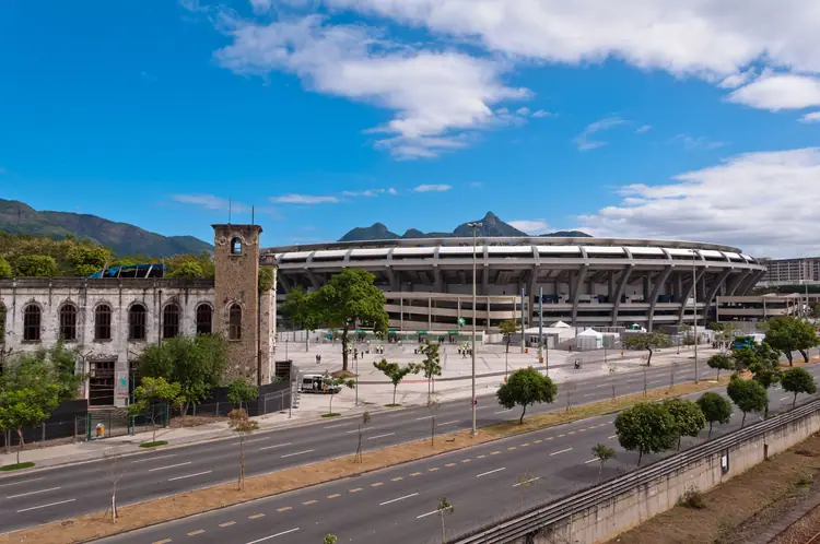 O Maracanã visto da avenida, com a fachada curva e o letreiro.