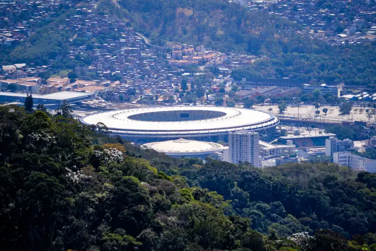 O estádio do Maracanã visto do alto do Corcovado, cercado pela mata da Tijuca e pelo casario da cidade.