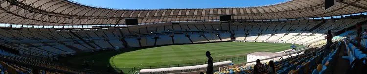 Vista panorâmica do interior do Maracanã em dia claro, sem público.